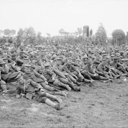 Prigionieri tedeschi presi nella battaglia di Messines, l'8 giugno 1917. © IWM (Q 2275)
