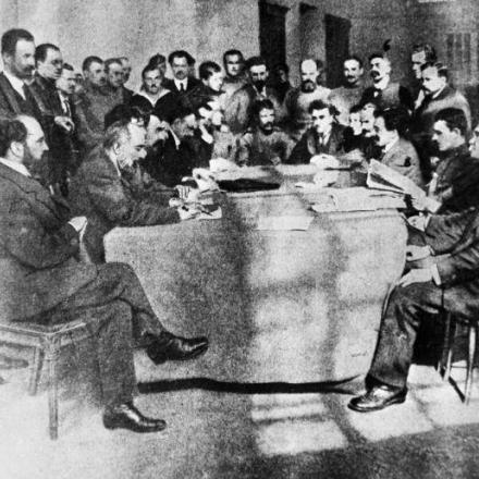 Il COMITATO ESECUTIVO DEL PETROGRAD SOVIET DEI DEPUTATI DEI LAVORATORI E DEI SOLDATI