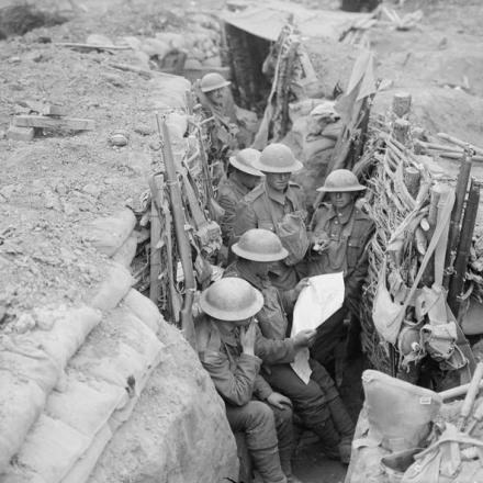 Soldati,  in una trincea britannica a Ploegsteert Wood, durante la battaglia di Messines, l'11 giugno 1917.© IWM (Q 2314