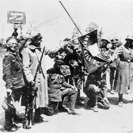 Truppe dei Royal Inniskilling Fusiliers  espongono i loro trofei di guerra a Locre, dopo la cattura di Wytschaete, 12 giugno 1917.  © IWM (Q 6384)