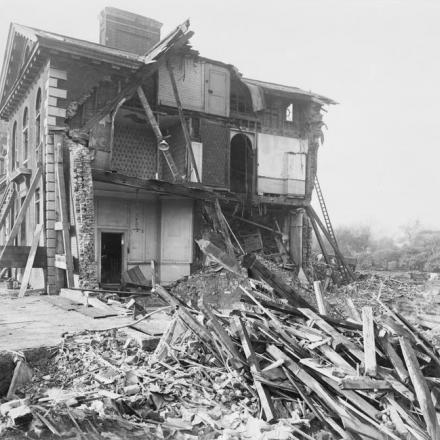 Bombardamento di Londra. La facciata danneggiata del Royal Hospital, Chelsea, 13 giugno 1917 © IWM (HO 33)