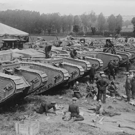 Soldati britannici con carri armati allineati a Rollencourt Tank Park o 'Tankodrome', 18 giugno 1917.© IWM (Q 3564)