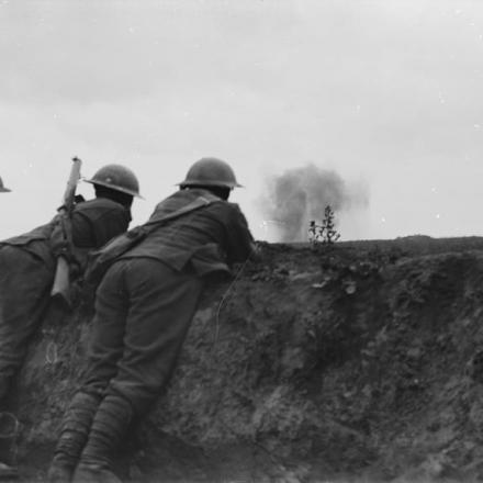 Le truppe britanniche osservano esplosioni di proiettili vicino a Bullecourt, il 21 giugno 1917.© IWM (Q 2553)