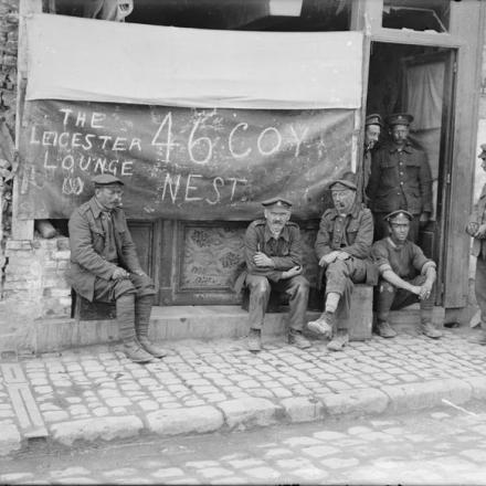 Uomini della 46a Compagnia del lavoro al di fuori della "Leicester Lounge" a Nesle, il 22 giugno 1917.© IWM (Q 2550)