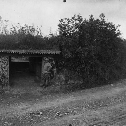 Un soldato francese all'ingresso di un vecchio rifugio tedesco per un pesante artiglieria vicino a Audignicourt, il 22 giugno 1917.© IWM (Q 78154)