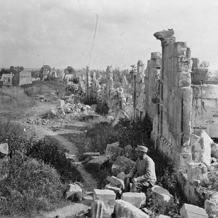 Un soldato francese tra le rovine della chiesa di Dreslincourt, il 23 giugno© IWM (Q 78152).