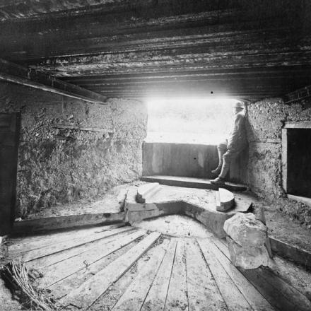 Un soldato britannico in un vecchio rifugio tedesco per cannoni pesanti ad Audignicourt, il 23 giugno 1917. © IWM (Q 80262)