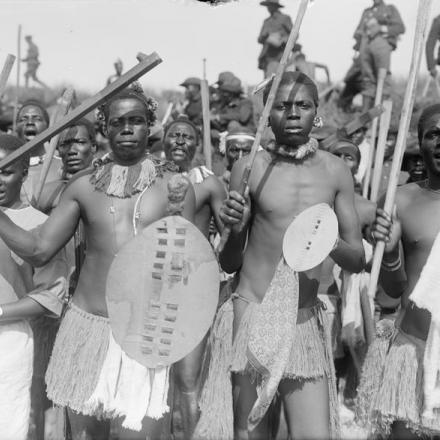 Soldati del South African Native Labour Corps che avevano eseguito una "danza di guerra zulù" durante una giornata sportiva a Dannes, il 24 giugno 1917.© IWM (Q 2391)
