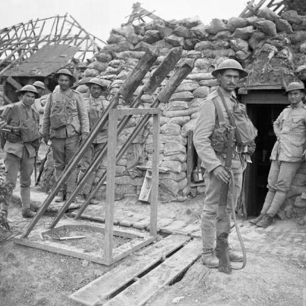 Una sentinella portoghese in piedi davanti a missili SOS usatinel caso di attacchi di gas a Neuve Chapelle, il 24 giugno 1917.© IWM (Q 6441