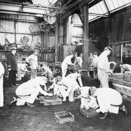 Lavoratori all'interno della fonderia nei laboratori di Sandquay del Royal Naval College di Dartmouth, il 25 giugno 1917.© IWM (Q 53981)