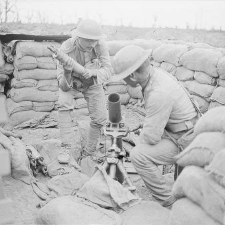 Truppe portoghesi in trincea a Neuve Chapelle, il 25 giugno 1917.© IWM (Q 6440)