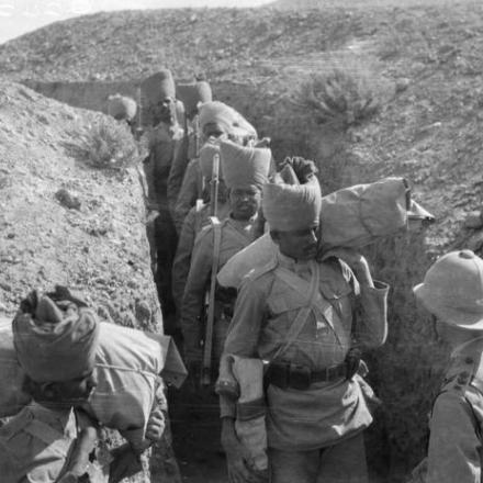 Campagna di Mesopotamia - Un piccolo gruppo di truppe indiane che attraversano una trincea © IWM (Q 24258) 