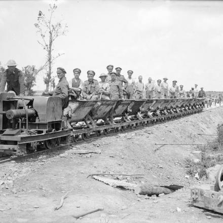 Una squadra di lavoro in un trenino a motore vicino a Arras, il 28 giugno 1917. © IWM (Q 2813)