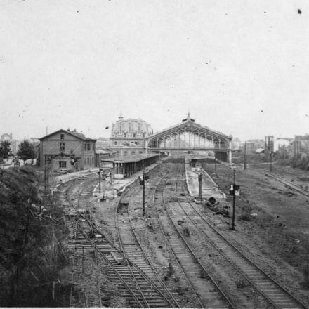 Vista generale della stazione ferroviaria danneggiata ad Arras, il 30 giugno 1917. © IWM (Q 78371)