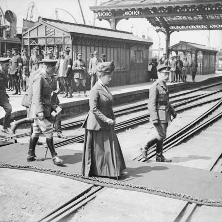 Re Giorgio V e la regina Maria di Teck approdano a Calais dall'Invicta, il 3 luglio 1917 © IWM (Q 5580)