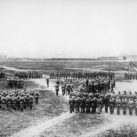 Il generale Aleksei Brusilov, il C-in-C dell'esercito russo (figura solitaria nel centro) e le sue truppe che partecipavano alla messa nel loro campo nell'estate del 1917. © IWM (Q 54746)