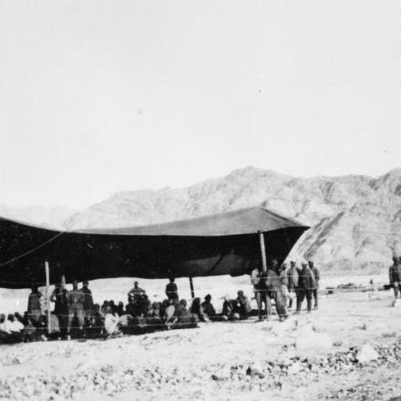 Prigionieri di guerra turchi  ad Aqaba.© IWM (Q 60106)