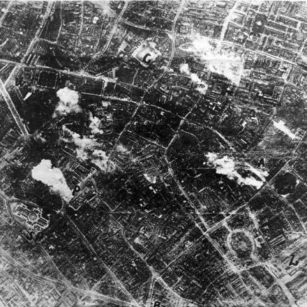 Fotografia aerea scattata da un aviatore tedesco durante il secondo raid diurno a Londra, il 7 luglio 1917. Sul lato sinistro la cattedrale di St Paul. © IWM (Q 108954) dell'immagine.