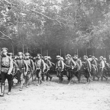 Le truppe cicliste russe in marcia con le loro biciclette ripiegate sulla schiena, 1917. Notate i loro fucili Mosin-Nagant con baionette fisse. © IWM (Q 54754)