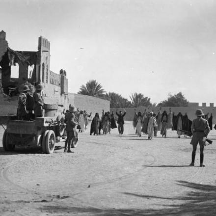 Civili arabi che ritornano in Ramadie dopo la sconfitta turca. Un'auto blindata entra in città e accetta la resa degli arabi. © IWM (Q 24319)