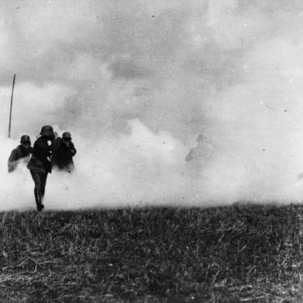 Truppe tedesche in maschere antigas, durante n assalto supportato da una nube di gas. © IWM (Q 53091)