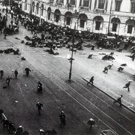 Pietrogrado, le truppe del governo provvisorio hanno aperto il fuoco con mitragliatrici, Luglio 1917. ©Viktor Bulla - PD
