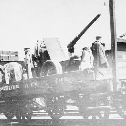 Cannone di artiglieria e personale della Divisione russa delle auto corazzate della RNAS , luglio 1917.© IWM (Q 109738)