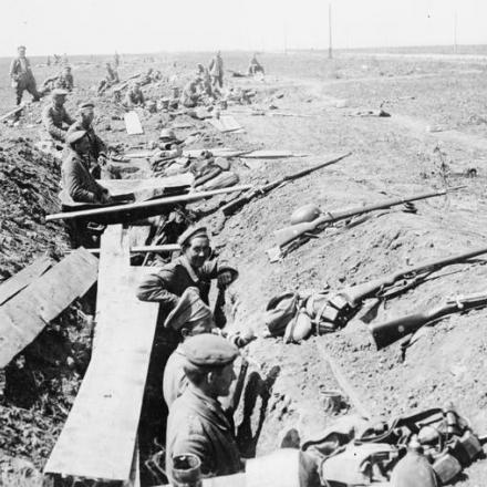 Truppe tedesche che presidiano una trincea sul fiume Siret, luglio 1917. © IWM (Q 60351)