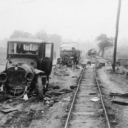 Autovetture demolite fuori Tarnopol. L'offensiva combinata tedesca e austro-ungarica prese la città il 24 luglio 1917. © IWM (Q 60374) 
