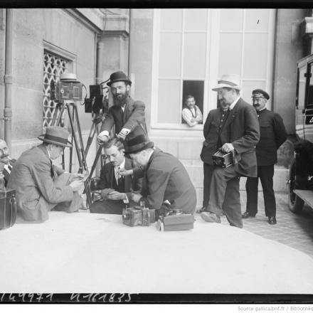 Conferenza alleata, i fotografi in attesa giocano a carte alla porta del Quai d'Orsay, 25 luglio 1917. Agence_Rol_btv1b530032648