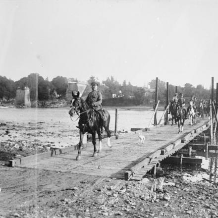 L'avanzata su Czernowitz. Il generale Karl Litzmann, comandante di una forza mista tedesca e austro-ungarica, attraversa un ponte di barche sul fiume Nistro. © IWM (Q 29923)