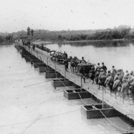 Truppe rumene che attraversano un ponte di barche. © IWM (Q 77946)