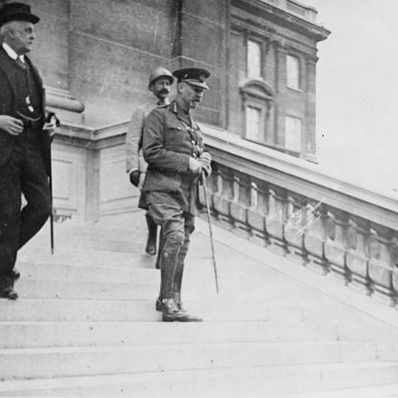 Arthur Balfour, il ministro degli esteri britannico e il generale Jan Smuts alla conferenza alleata a Parigi, il 27 luglio 1917. © IWM (Q 58124)