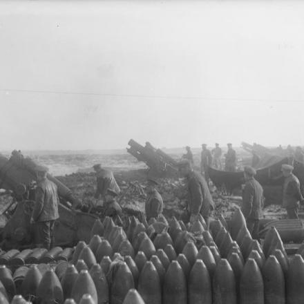 Batteria di obici da 9,2 pollici in azione con un gran numero di granate pronte per l'uso. © IWM (Q 3881)