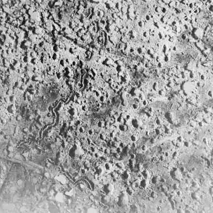 Ricognizione aerea, la terra bruciata e bucata dai crateri di granate. © IWM (Q 60594)