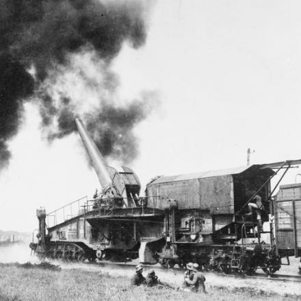 Artiglieria ferroviaria pesante tedesca in azione. © IWM (Q 56531)