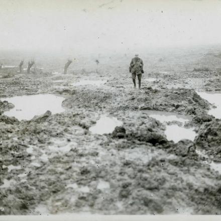 Il fango di Passchendaele ha rallentato i movimenti e ha lasciato le truppe  esposte al fuoco. CMCC_CWM 19930013-512