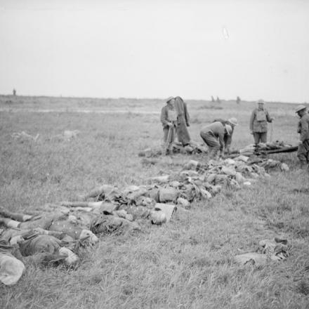Caduti di uno dei reggimenti degli Highlanders in attesa di sepoltura, agosto 1917. © IWM (Q 7815)