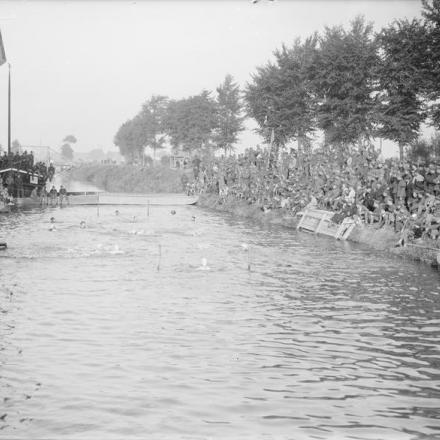 Partita di pallanuoto tenutasi nel canale Furnes-Dunkerque, 4 agosto 1917.© IWM (Q 2673)