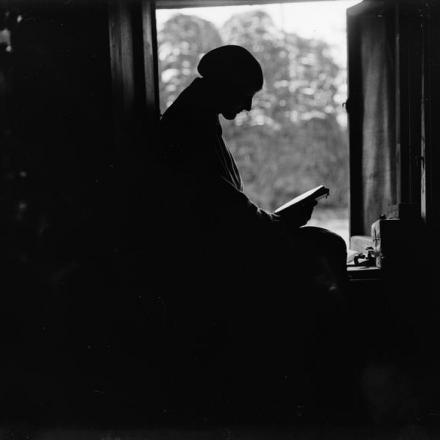 Mairi Chisholm, una delle due "Madonne di Pervyse", legge alla finestra, 5 agosto 1917. © IWM (Q 2675)