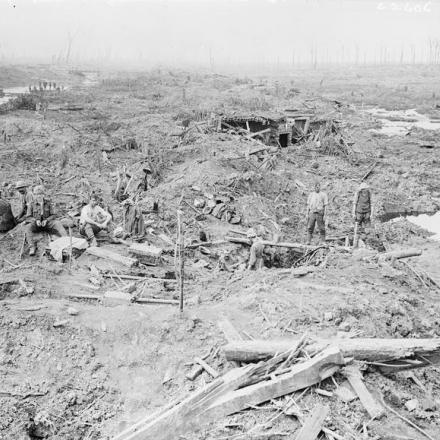 Resti di trincee e rifugi tedeschi distrutti vicino a Boezinge, il 5 agosto 1917. © IWM (Q 3090)
