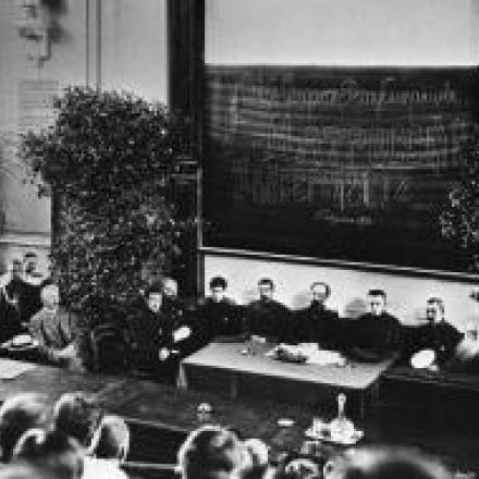 Membri del governo provvisorio durante la cerimonia di apertura della 1a università dei marinai istituita il 5 agosto 1917