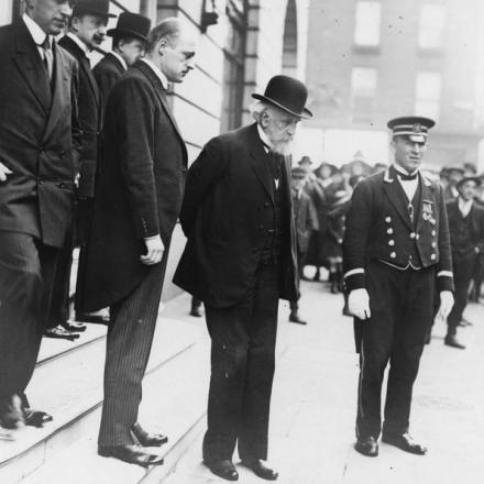 Alexandre Ribot, primo ministro francese, lascia il suo albergo a Londra, il 7 agosto 1917. © IWM (Q 53990)