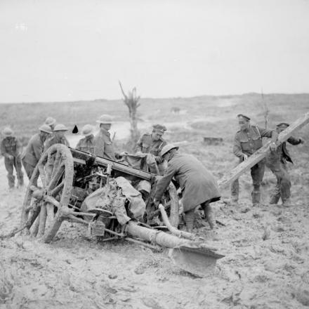 Artiglieri della Royal Field Artillery che sollevano e tirano fuori dal fango un cannone. A nord di Ypres, agosto 1917 © IWM (Q 5937)