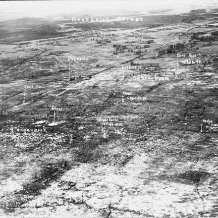 Foto aerea: area di Langemark-Poelkapelle 7 km a N. di Ypres e di Huthulst Forest 10 km a N.E. di Ypres . © IWM (BOX 7004-29-P9AE-20U-1917)