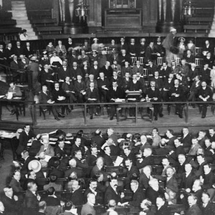 Delegati che partecipano alla Conferenza del partito laburista all'interno della Central Hall di Westminster, il 10 agosto 1917. © IWM (Q 54005)