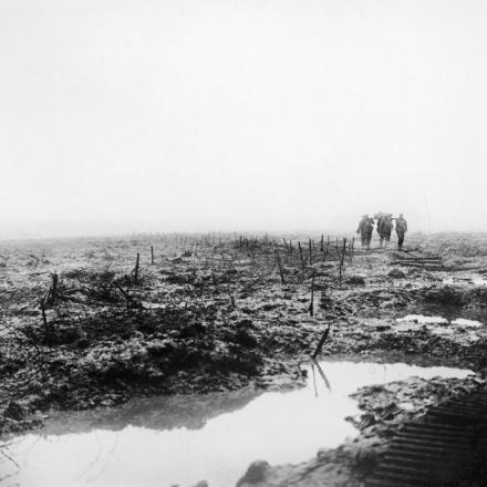 Portatori di barelle canadesi che trasportano un soldato ferito attraverso il fango di Ypres Salient, 1917. © IWM (CO 2252)