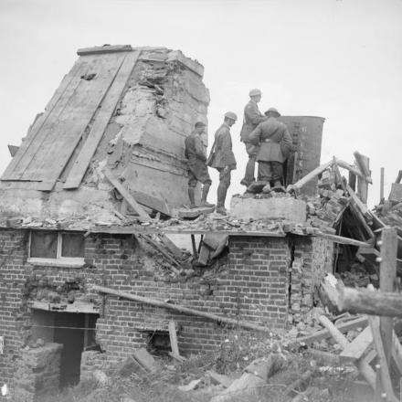 Ufficiali britannici in un posto di osservazione tedesco su una casa in rovina a St. Eloi, l'11 agosto 1917. © IWM (Q 5870)