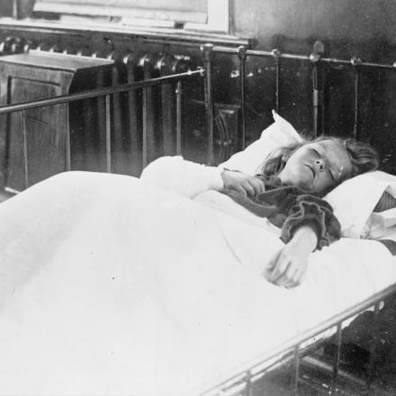 Constance Betty, vittima di un'incursione aerea tedesca a Southend, nel letto d'ospedale il 13 agosto 1917.  © IWM (Q 54000)
