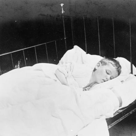 John Betty, ferito durante un bombardamento aereo tedesco su Southend, nel letto d'ospedale il 13 agosto 1917. © IWM (Q 54002)